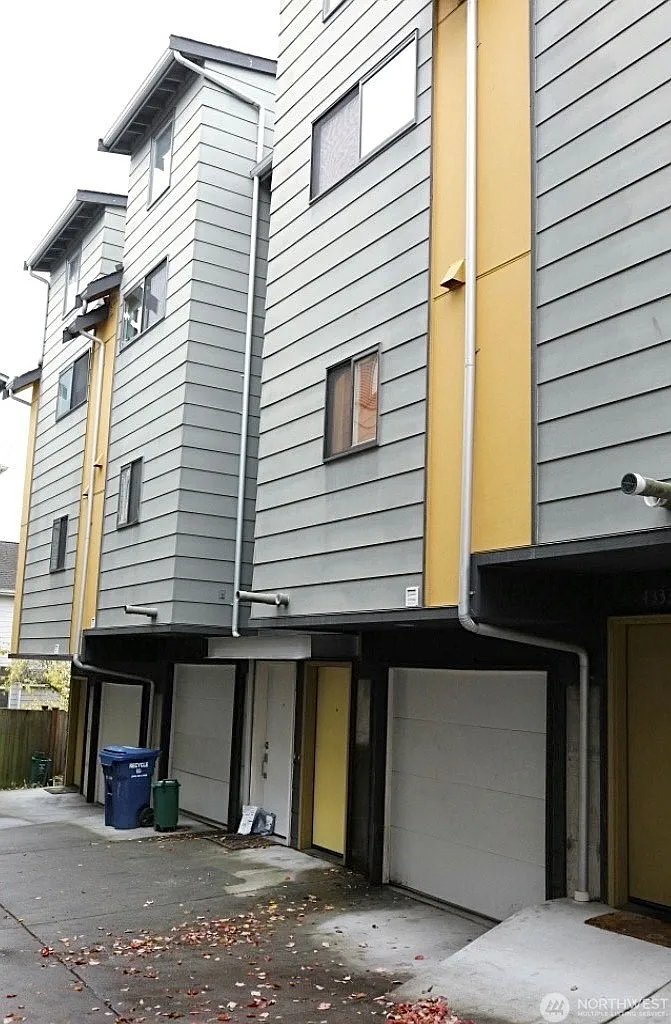 3 bed, 1000 sqft, $3,150 — Photo 1