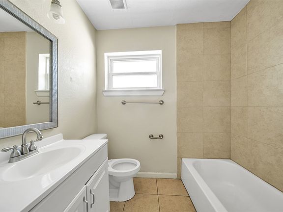 5th image of 2939 Bay Oaks Dr