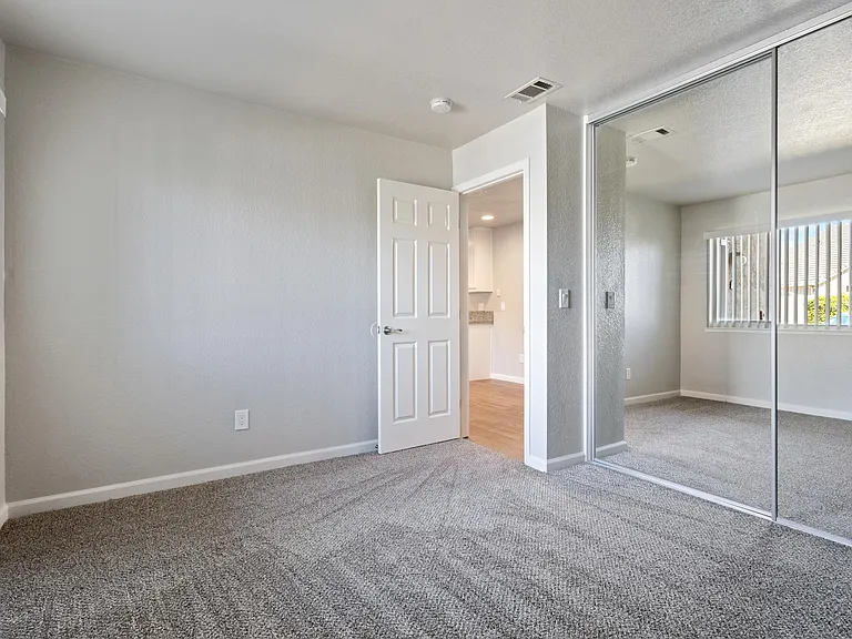 Live Oak Apartments — Photo 23