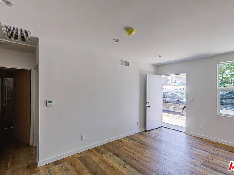 11906 Rochester Ave — Photo 6