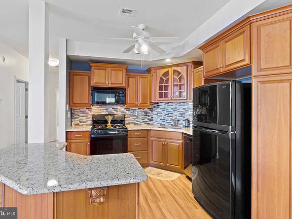5th image of 400 Victoria Gardens Dr
