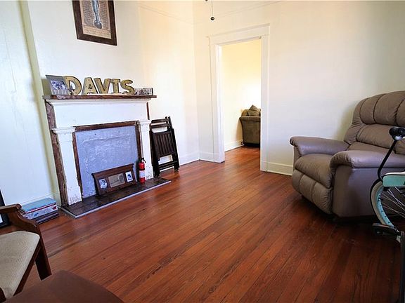 4th image of 831-33 4th St