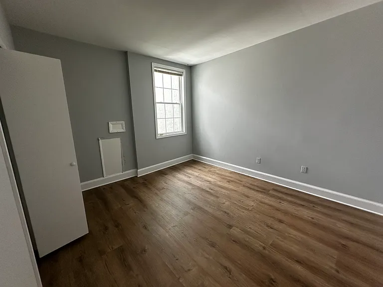 306 E St NE — Photo 30