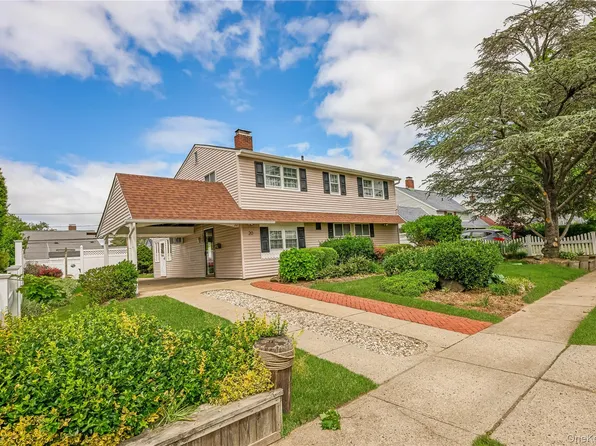 20 Flagstone Lane, Westbury, NY 11590