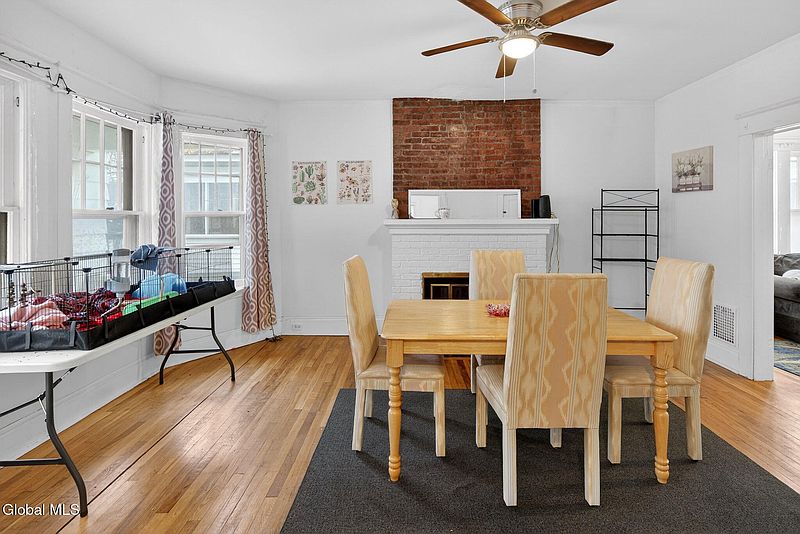 4th image of 31 N Lake Avenue