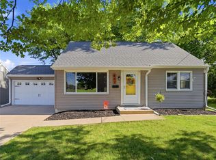 642 38th St NE, Cedar Rapids, IA 52402