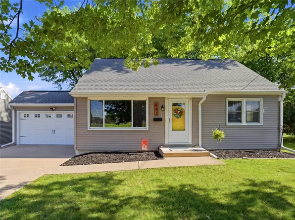 642 38th St NE, Cedar Rapids, IA 52402