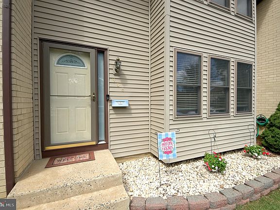 3rd image of 908 Jamestown Rd