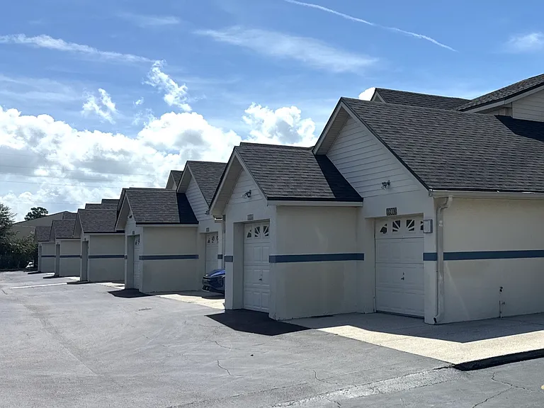 3220 W Oak St — Photo 1