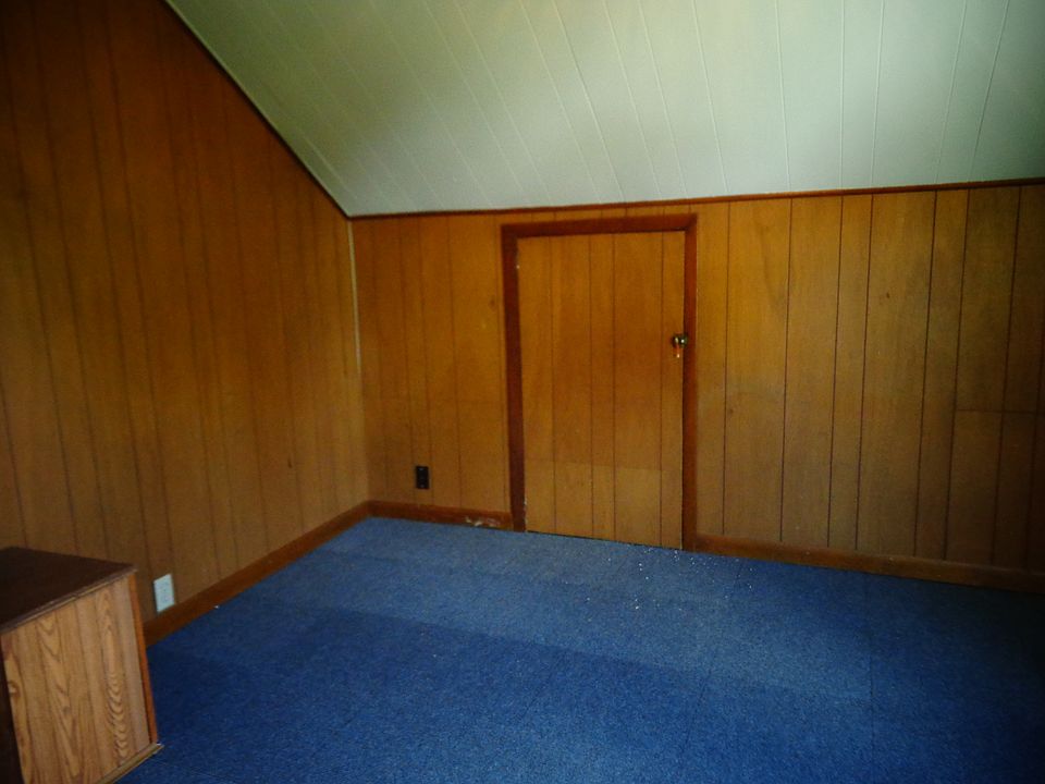  Sm. bdrm. w/ attic access 