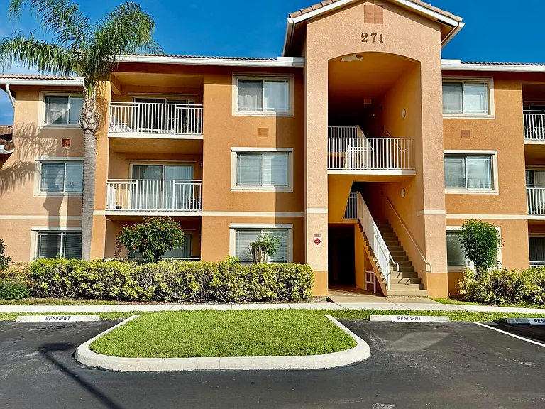 271 SW Palm Dr #304 — Photo 2