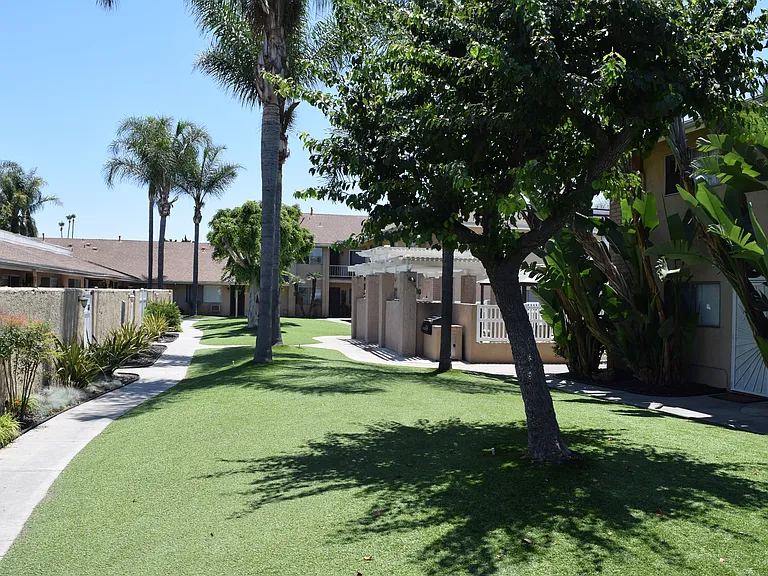 Atrium Gardens — Photo 4