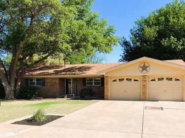 107 Redwood Ln, Levelland, TX 79336