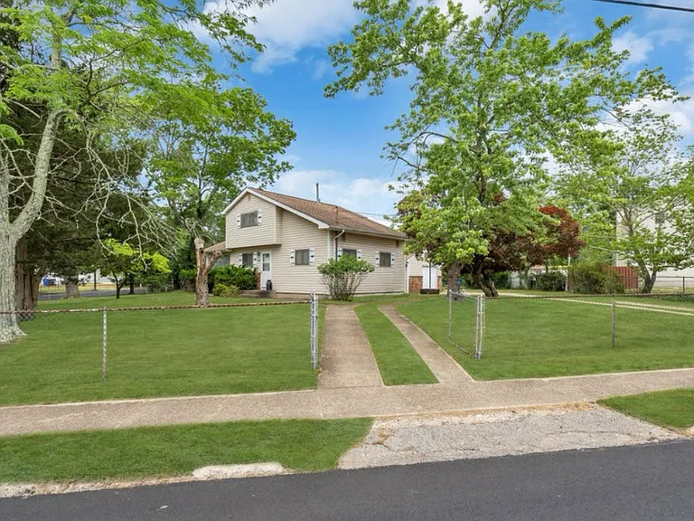 304 Lillian Ln — Photo 4
