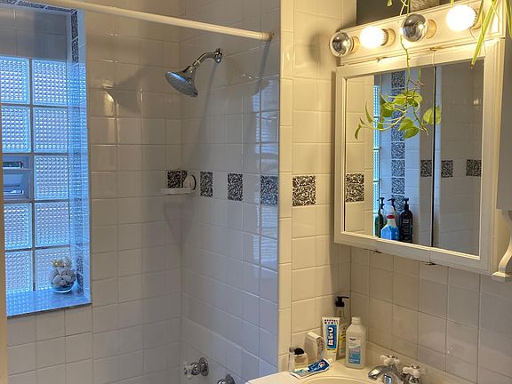 4th image of 1342 W Farwell Ave #1