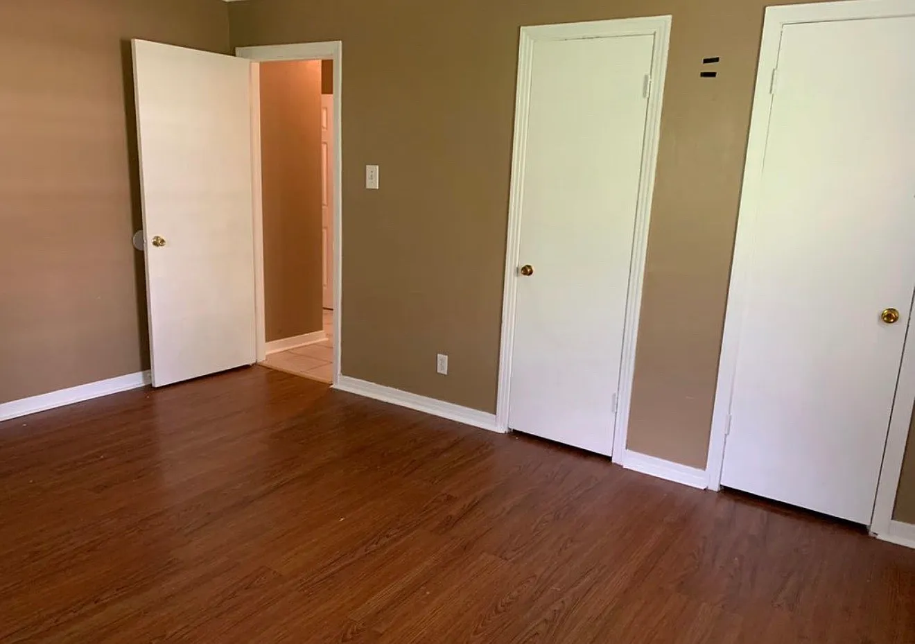 3 bed, 1.5 bath, 1300 sqft, $1,300 — Photo 2