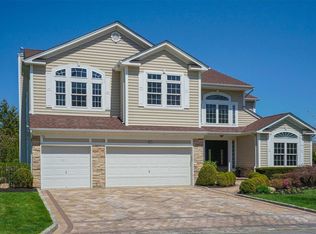 17 Monterrey Dr, Saint James, NY 11780
