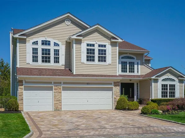 17 Monterrey Dr, Saint James, NY 11780