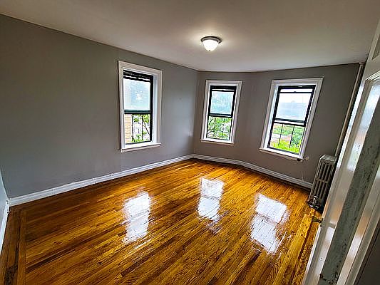 4th image of 2022 Powell Ave #4K