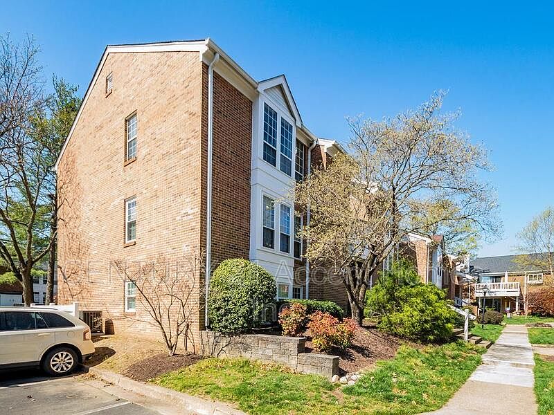 1st image of 2606D S Arlington Mill Dr #4