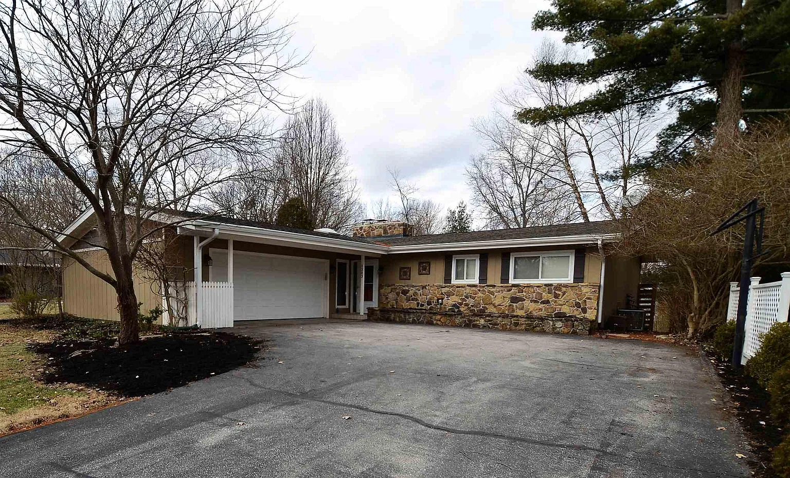 1303 E Elliston Dr photo 1