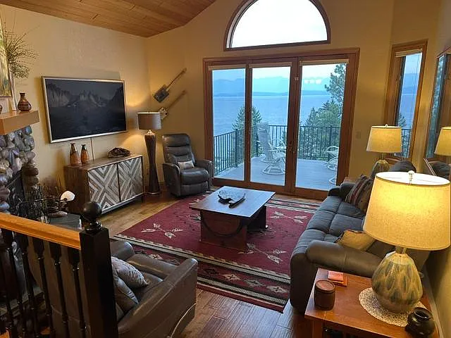 3 bed, 2.5 bath, 2200 sqft, $2,300 — Photo 4