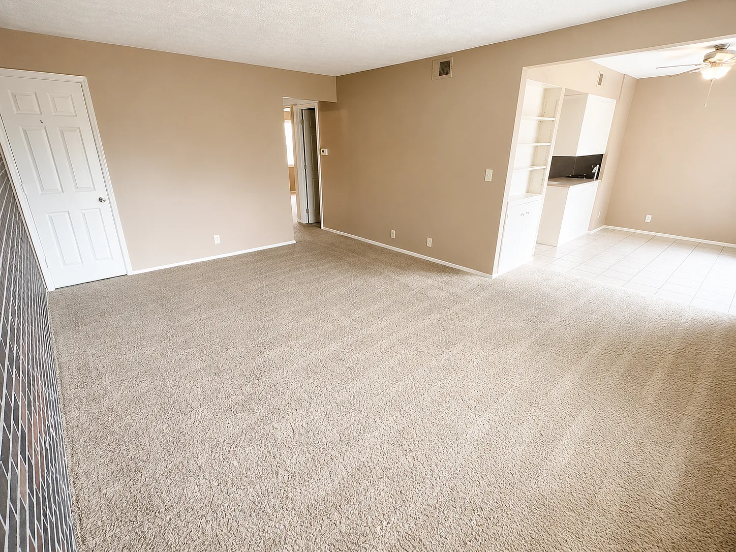 2 bed, 1.5 bath, 1000 sqft, $1,049 — Photo 4