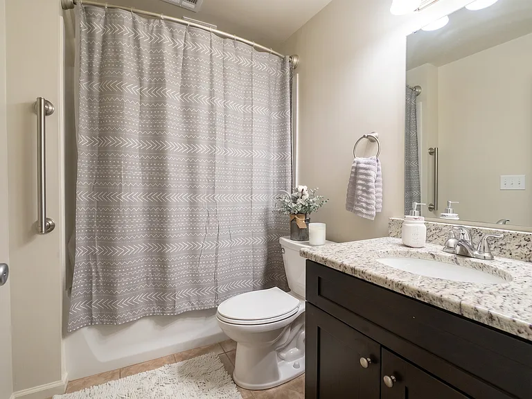 Country Club Apartments — Photo 29