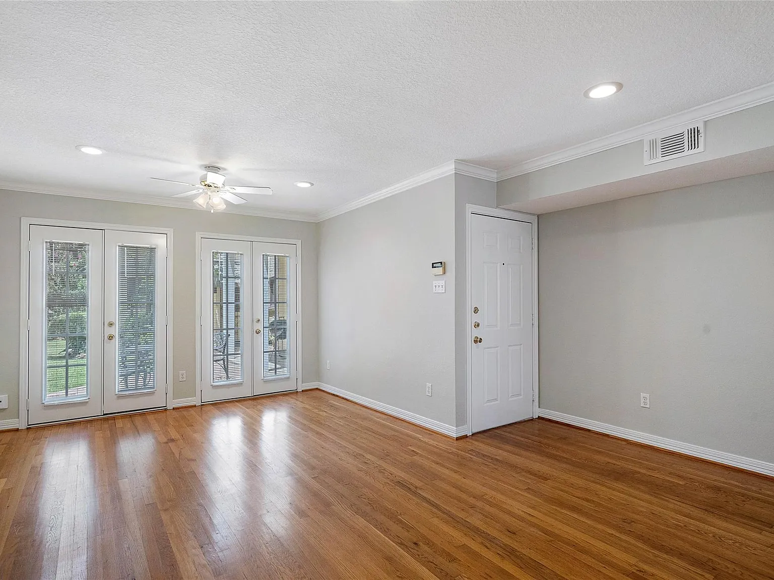 1 bed, 1.0 bath, 2358 sqft, $1,750 — Photo 2