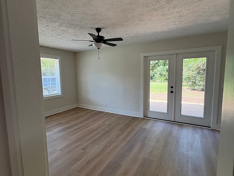 560 E University Dr — Photo 10