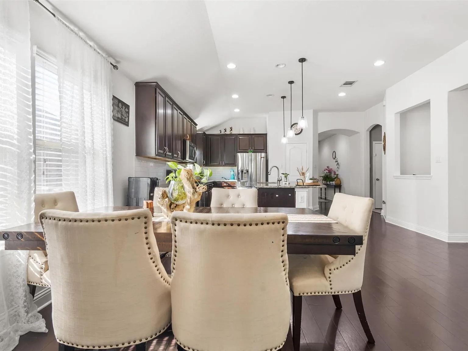 3 bed, 2.0 bath, 2260 sqft, $2,450 — Photo 4