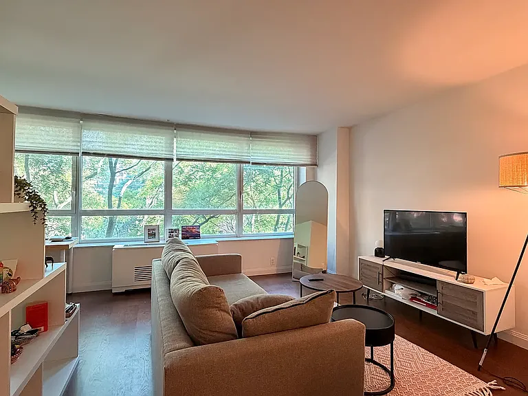 200 E 94th St #305 — Photo 1