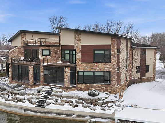 4th image of 2314 Winona Ave