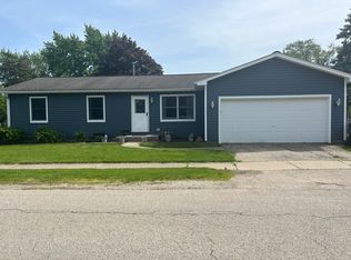 28 Clover Dr, Crystal Lake, IL 60014