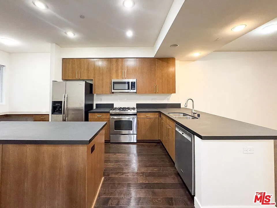 6001 Carlton Way — Photo 4