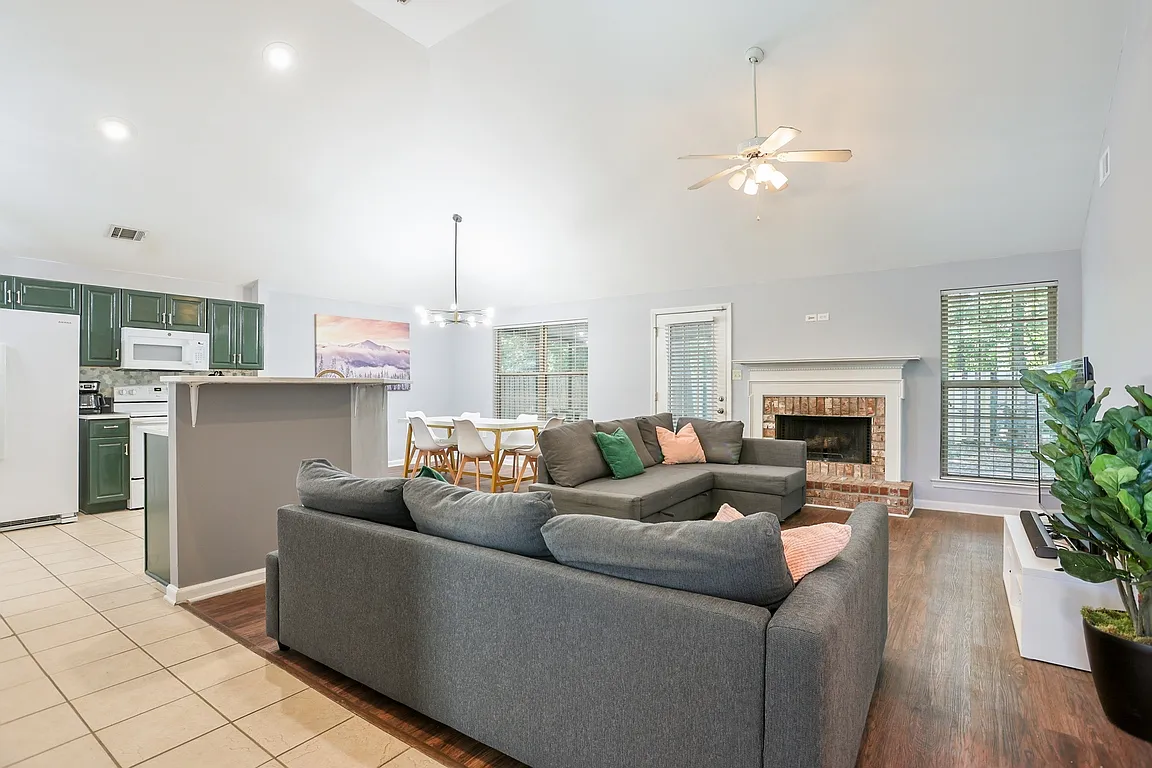 224 Park View Ct — Photo 3