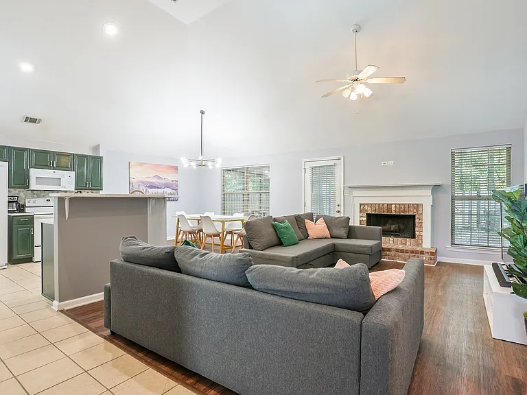 224 Park View Ct — Photo 3