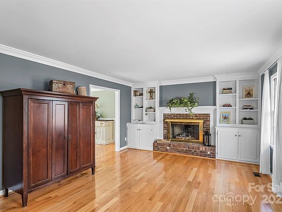3rd image of 1703 Fairway Dr