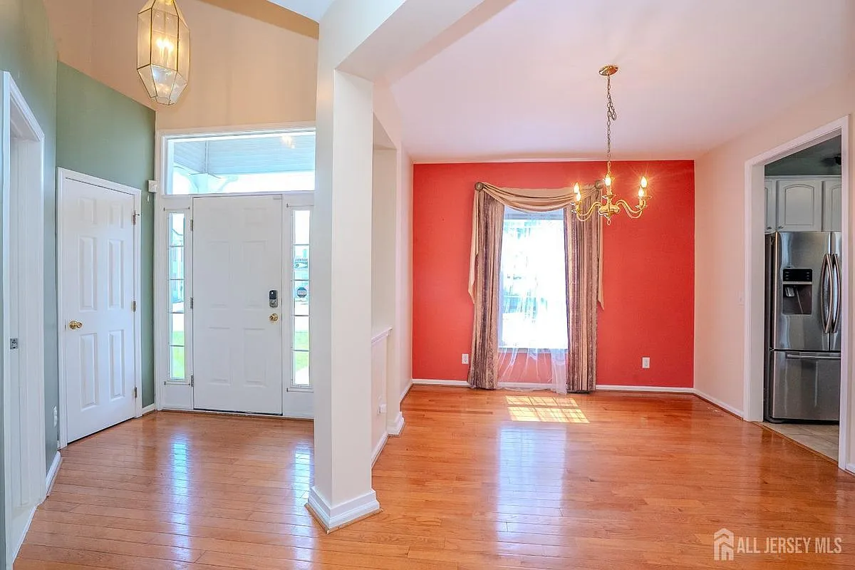 4 bed, 4.0 bath, 2540 sqft, $5,300 — Photo 3