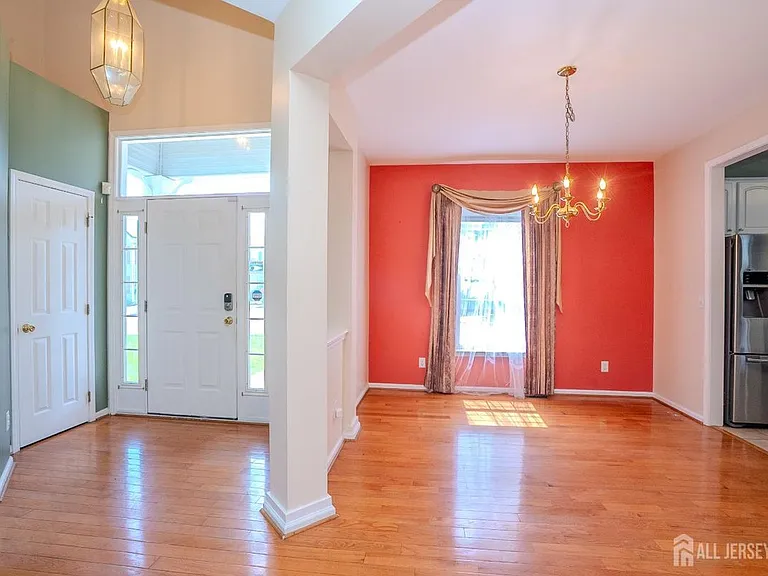 31 Hawthorn Dr — Photo 3