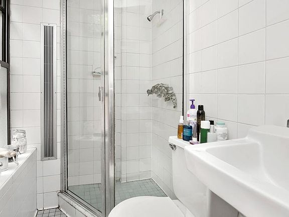 4th image of 303 E 10th St APT 2RB