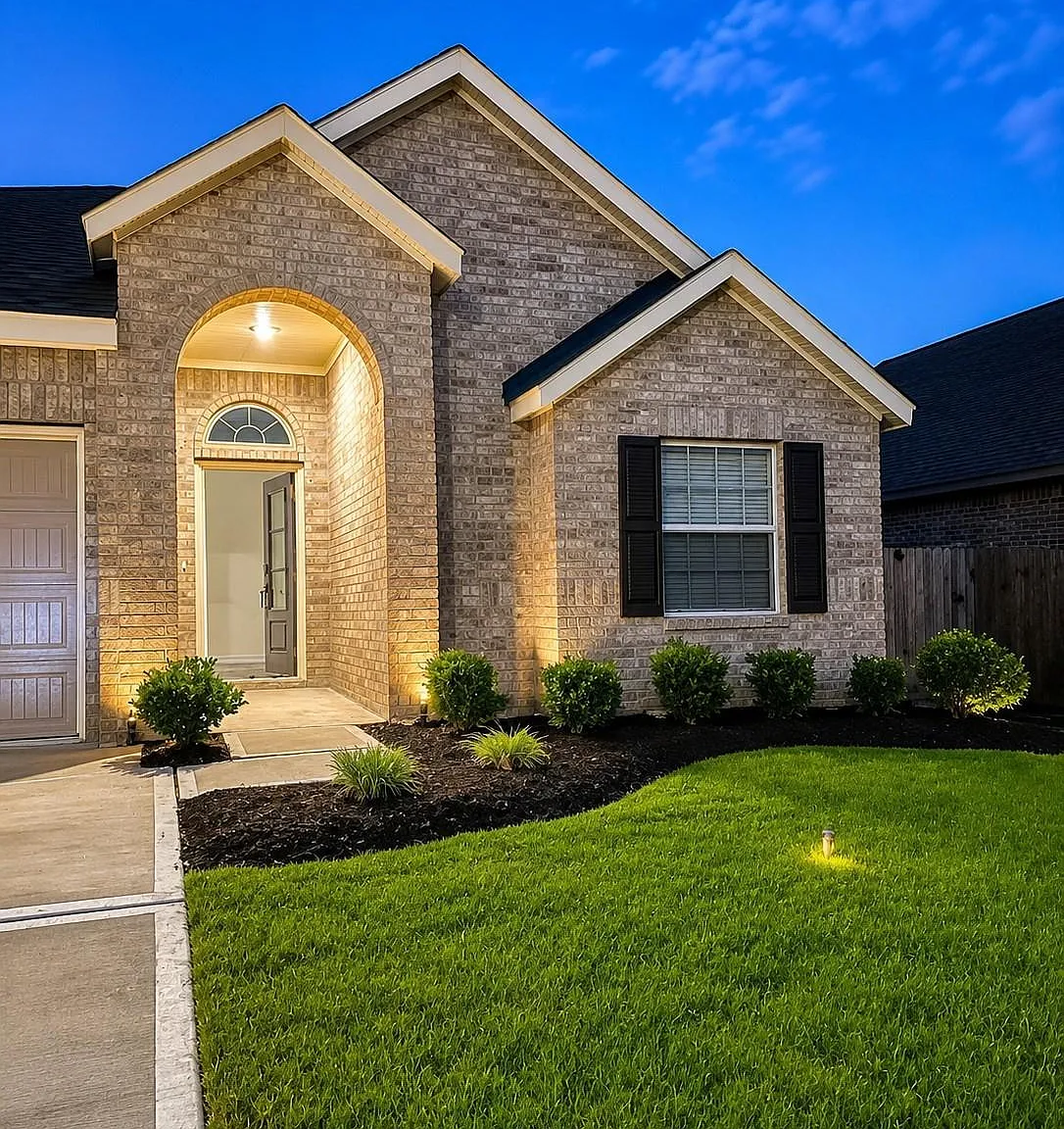 4 bed, 2.0 bath, 1922 sqft, $2,500 — Photo 1