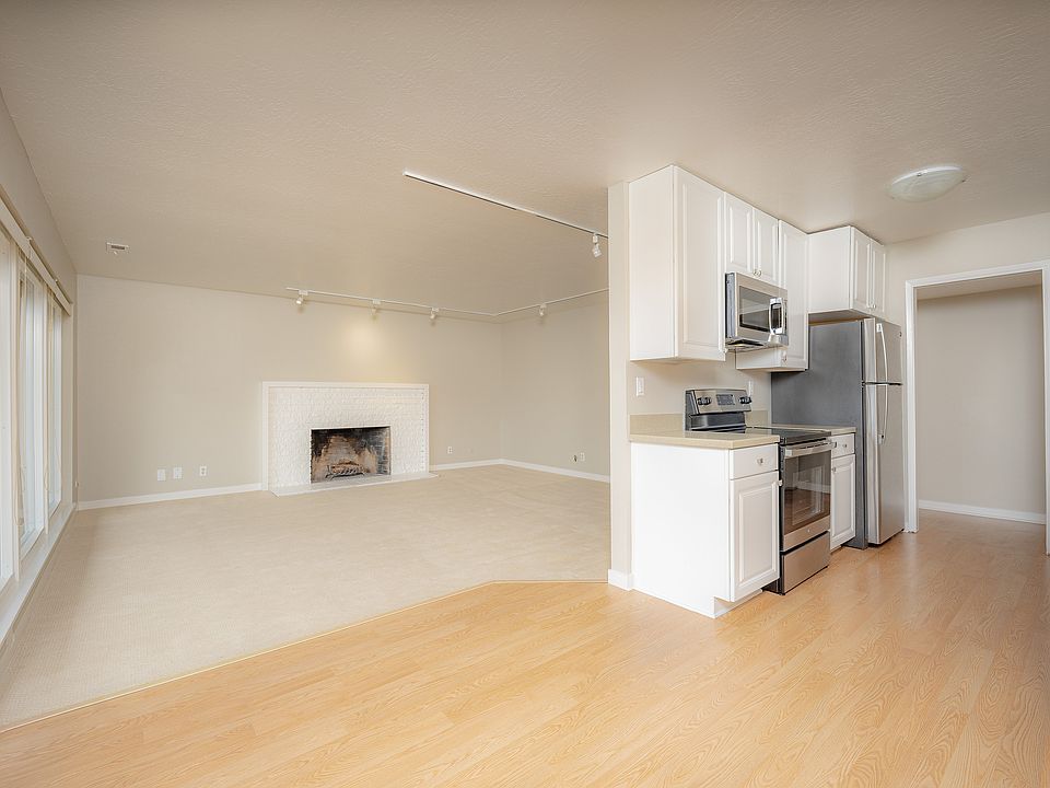 Harborview 2BD 2BA #4 kitchen_living (2)