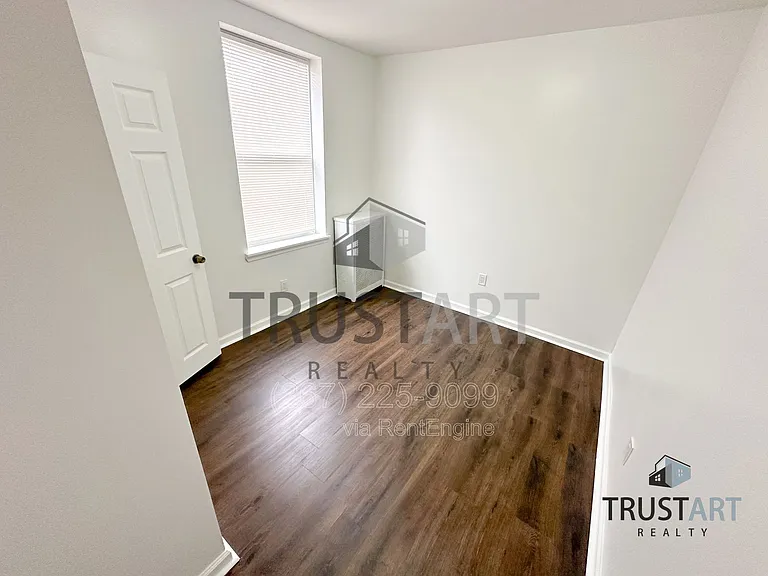 1953 N Hollywood St — Photo 11