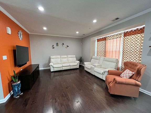 4th image of 8046 Hinsdale Ln