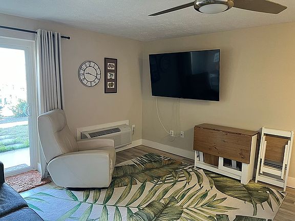Living area/dining table