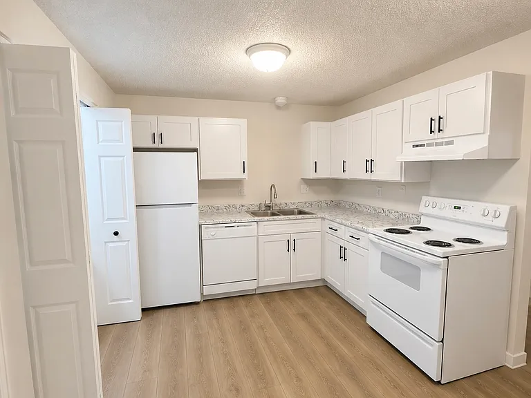 138 Juniper Pl #B — Photo 2