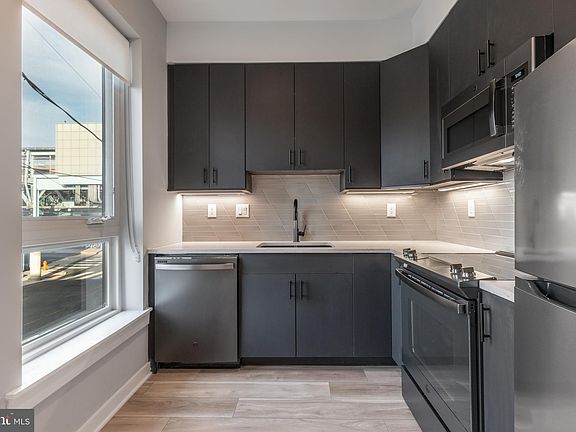 4th image of 102 W Berks St #401