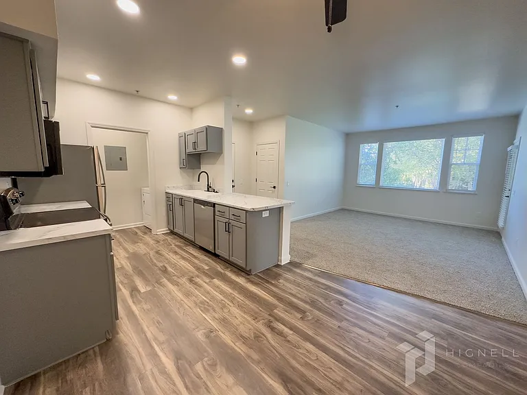 Sterling Oaks Luxury Apartments — Photo 38