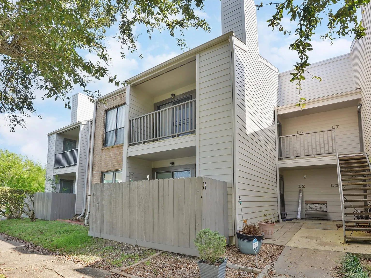 2 bed, 2.0 bath, 1009 sqft, $1,625 — Photo 2